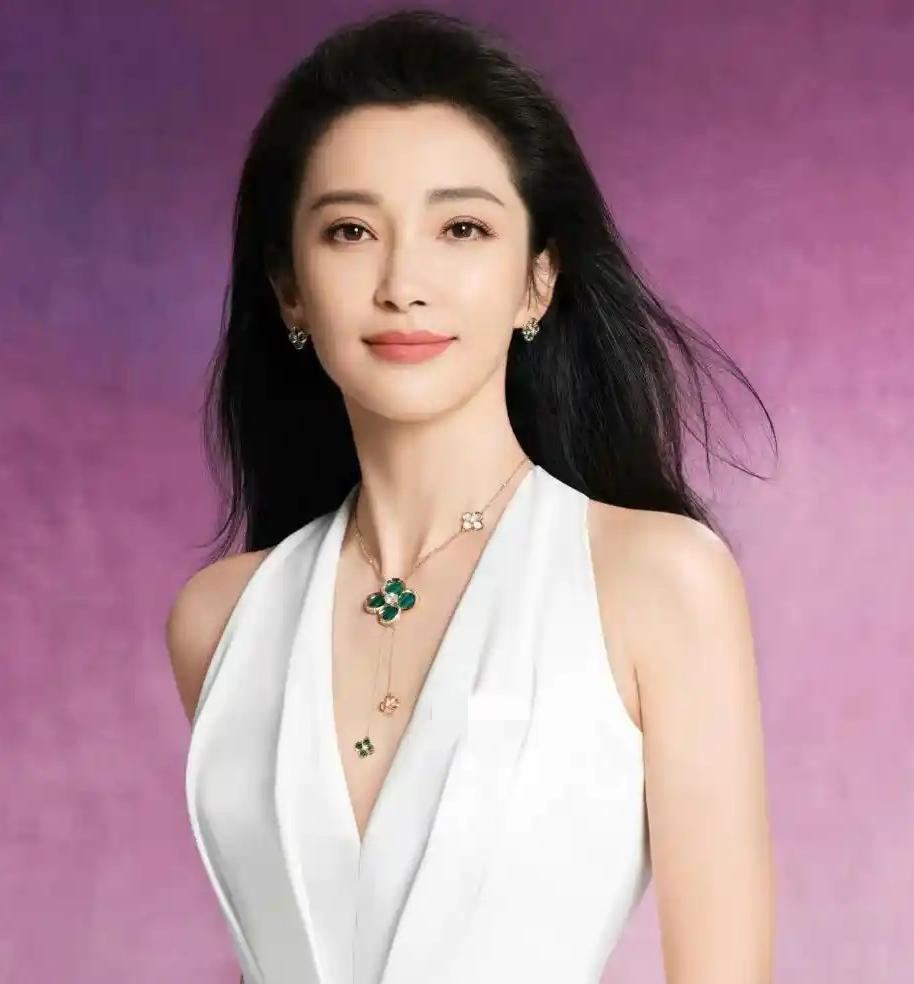 52岁李冰冰，未婚未育，活成了我们不敢想的样子。
她没嫁入豪门，自己成了豪门。