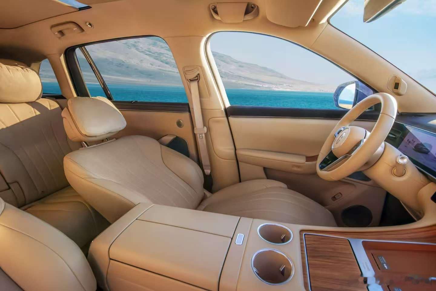 全新问界M7交付突破10万台开问界M7最安心的就是智驾，ADS 4应对复杂场景游