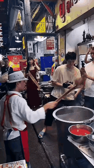 看得出来，
小姐姐是真的怕了。