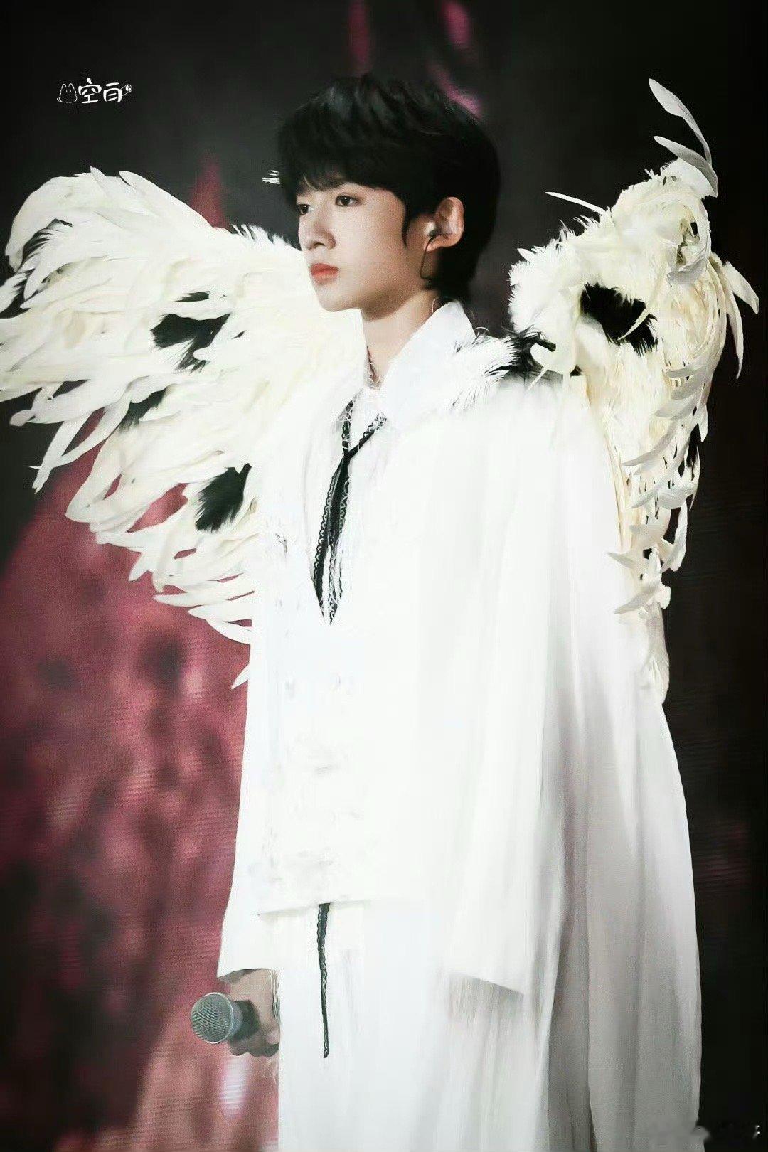 沈子航长得好正太，五官是真好看，可以当五代门面了。。五代 囚鸟