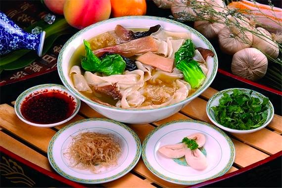 #在郑州激活历史文脉# 沉浸在郑州传统美食的世界，仿佛一次口味之旅。这座城市，以