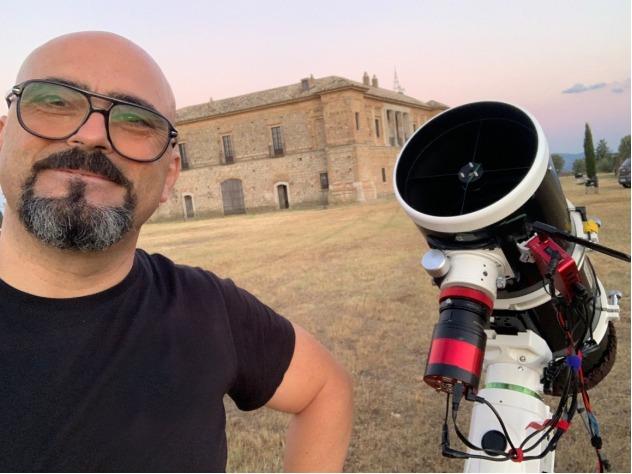 10岁时，他收到了人生第一台折射式望远镜。到 1996 年，他攒够了钱...