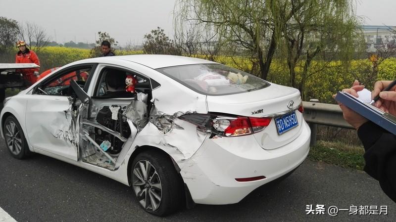 高速上跟车警车
蹭应急车道被处罚
2026年2月18日
湖北鄂州武鄂高速葛店段