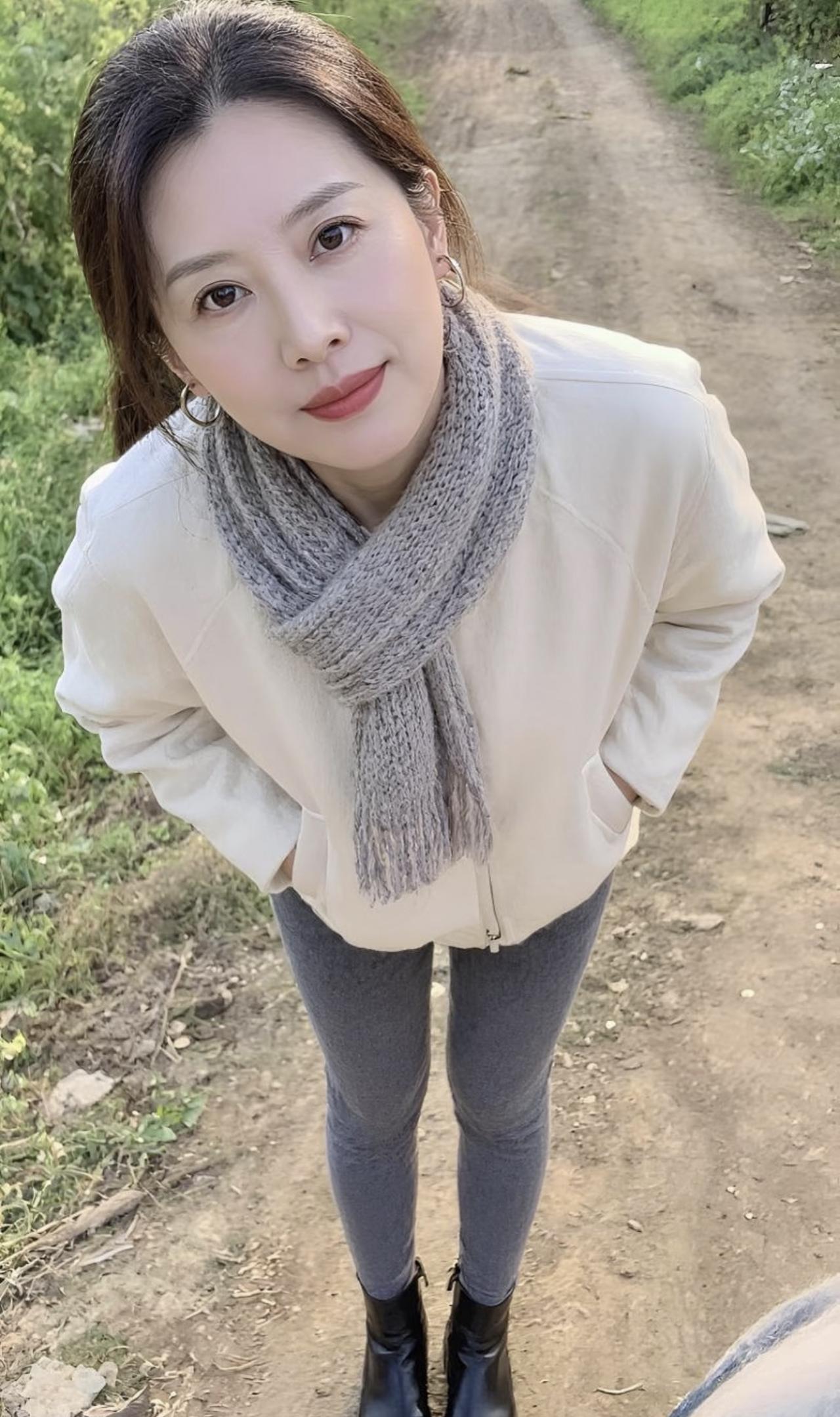 “人生的本质，
就是一个人活着。
不要对别人心存太多期待，
我们总是想要找到
能