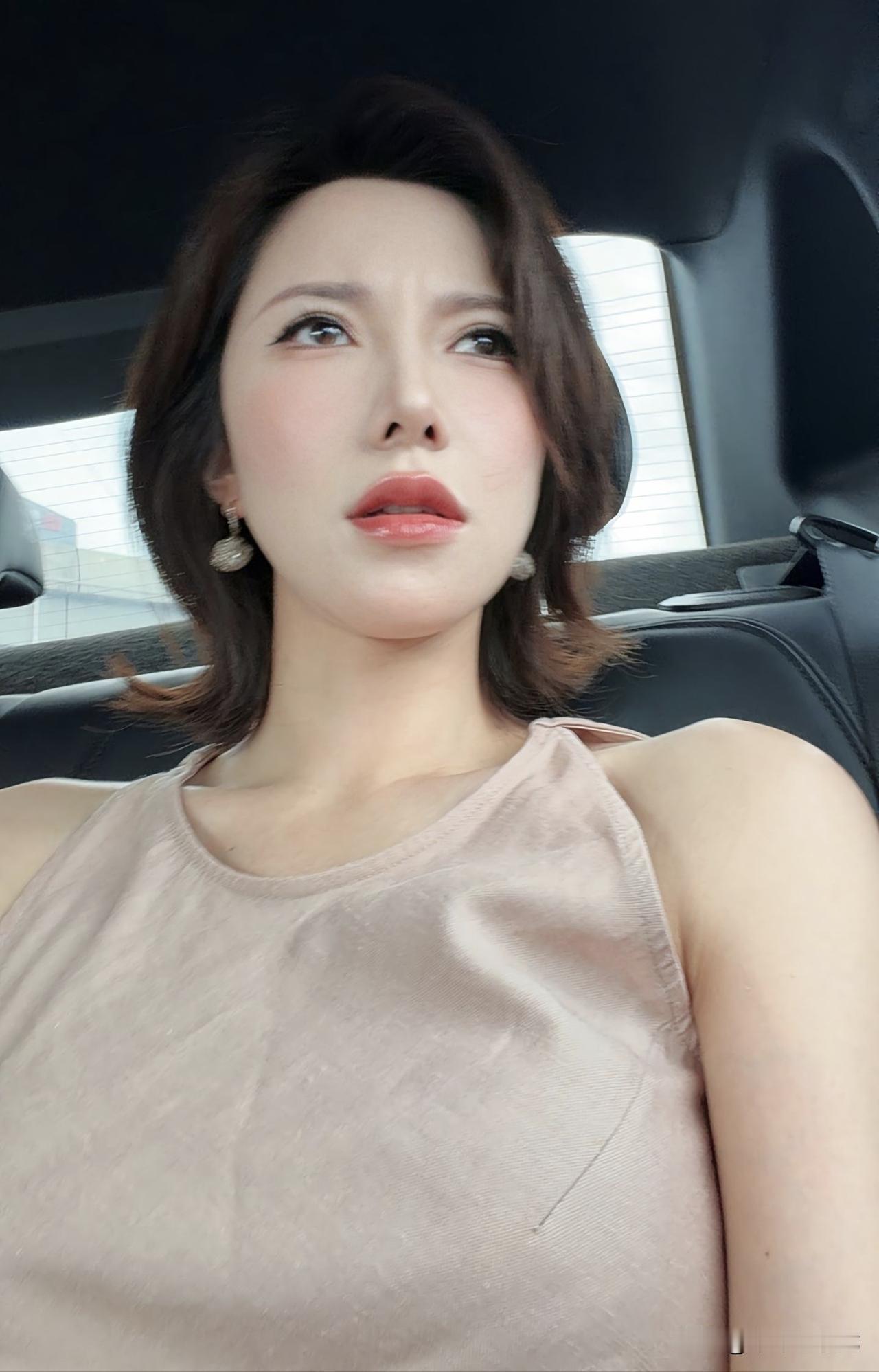 《晃出来的松弛感，才是成年人最体面的状态》
 
周末和朋友自驾去郊区，车刚启动就
