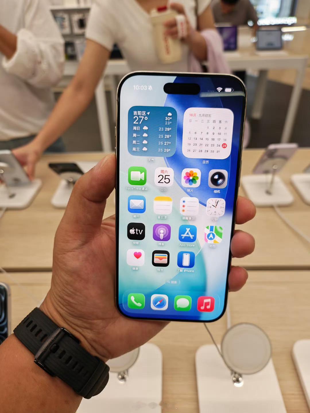 iPhone Air开售遇冷，这机子的定位，本来就不是大众需求的机器。第一价格不