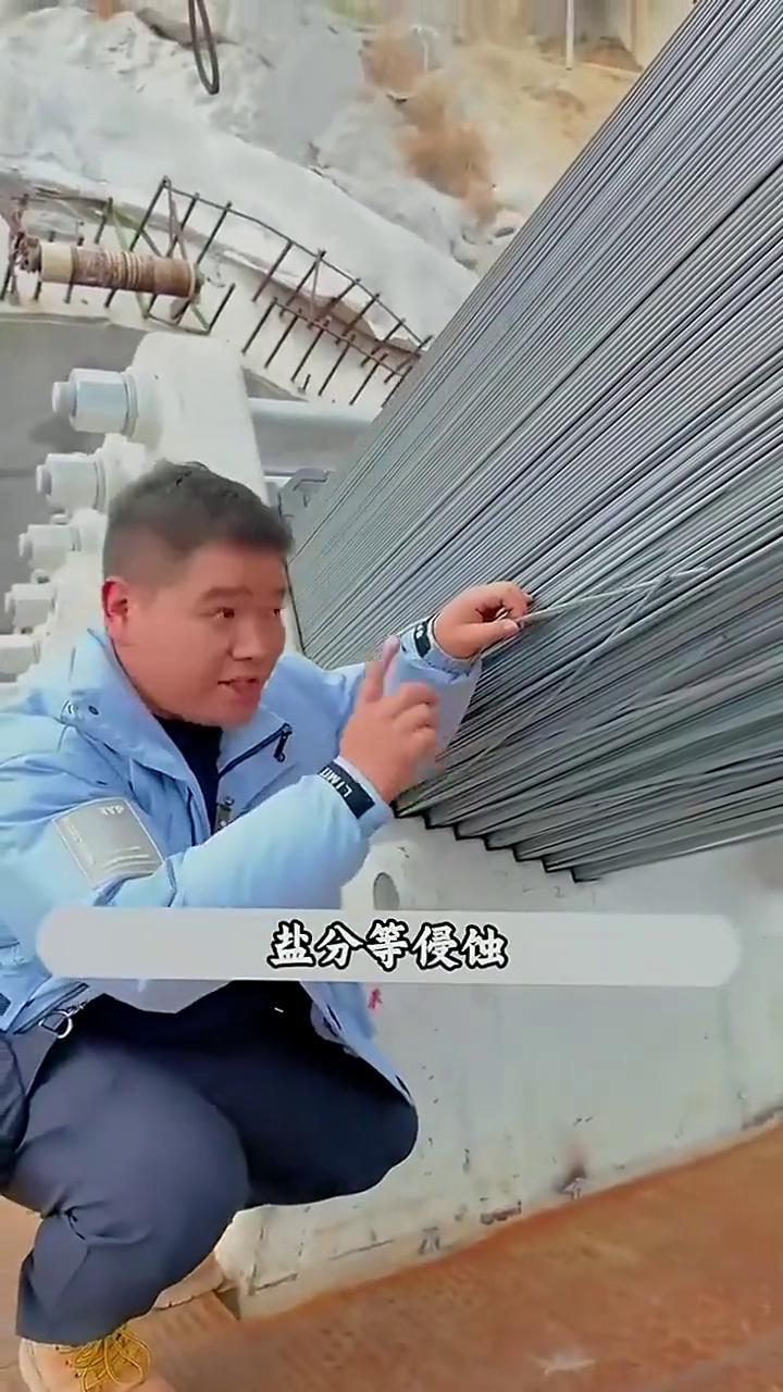 仔细看这个画面，这是世界第一高桥的施工过程，工人会用钢丝把钢筋一圈圈的包起来。你