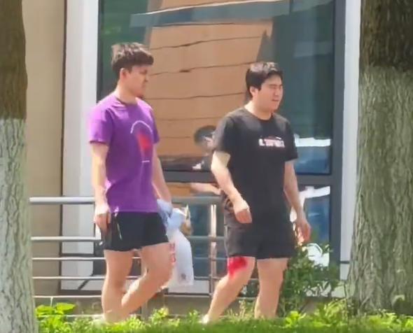 【梁靖崑被拍走路一瘸一拐，被传可能因伤退出伦敦世乒赛】在伦敦世乒赛4.28开幕的