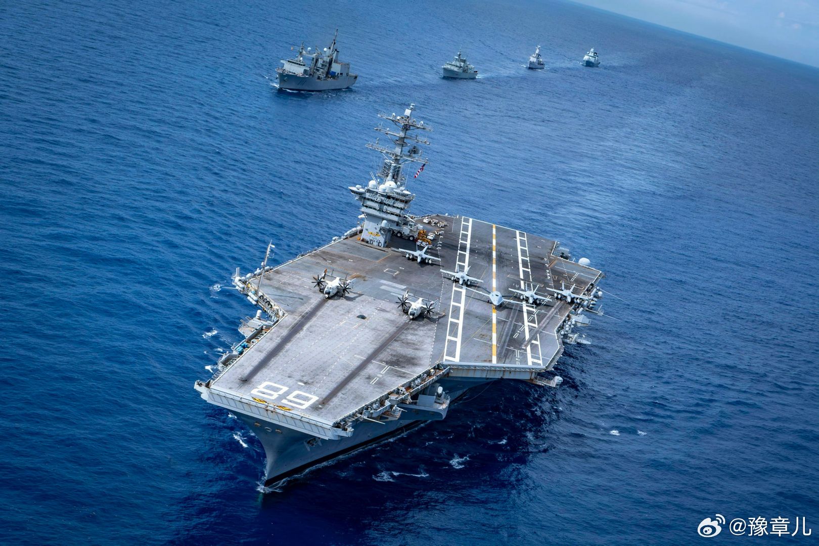 MQ-25A“黄貂鱼”舰载无人加油机上美国CVN-68航母甲板了。 