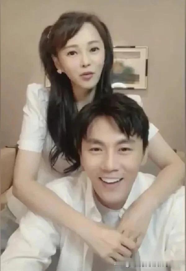 当年庾澄庆和伊能静的婚姻，两家的门户确实相差很远。
2018年，庾澄庆曾经因为进