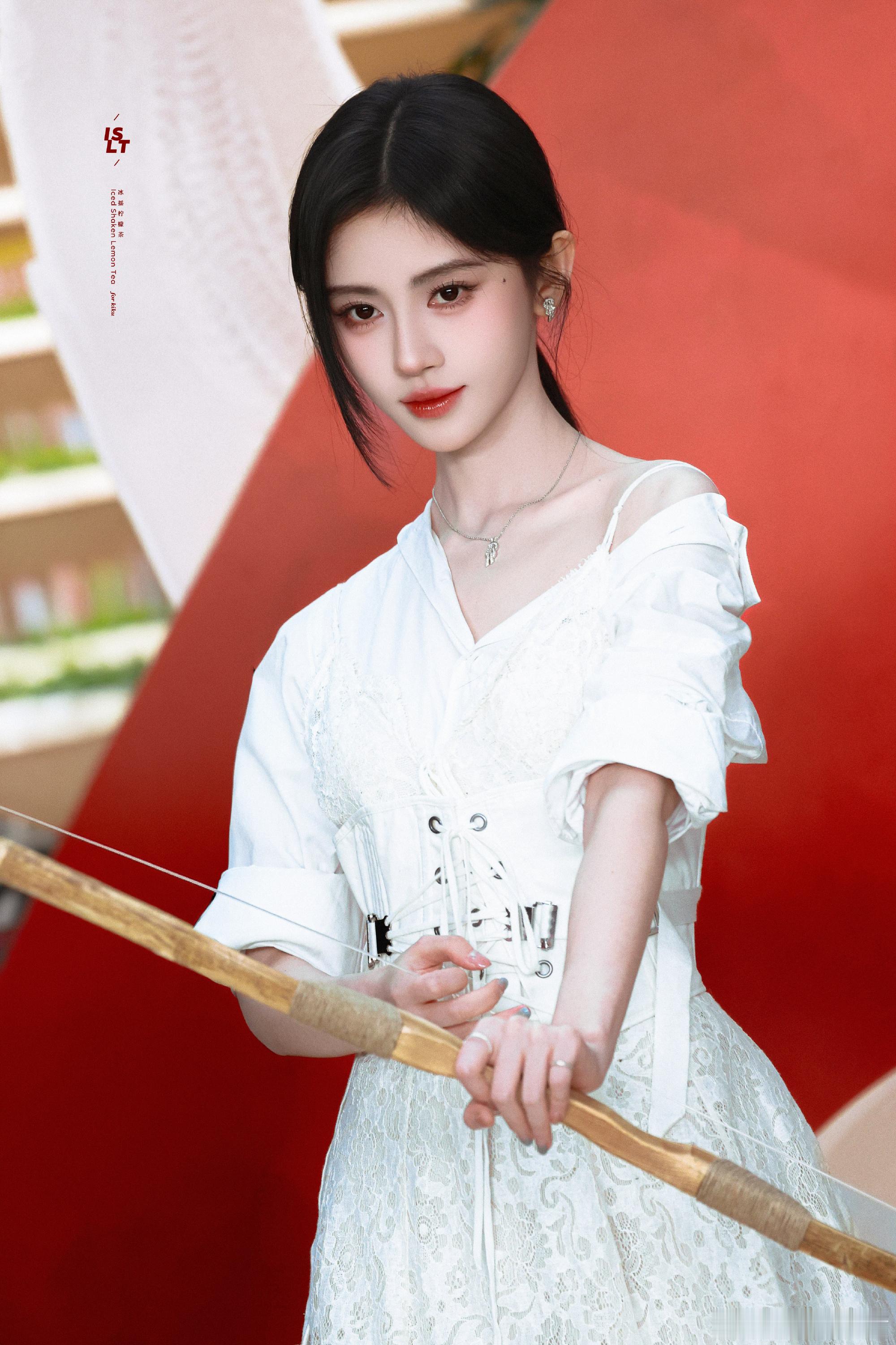 鞠婧祎  jjy 鞠婧祎露芜衣 jjy鞠婧祎月鳞绮纪 "月色朦胧如皎珠 春风烟雨