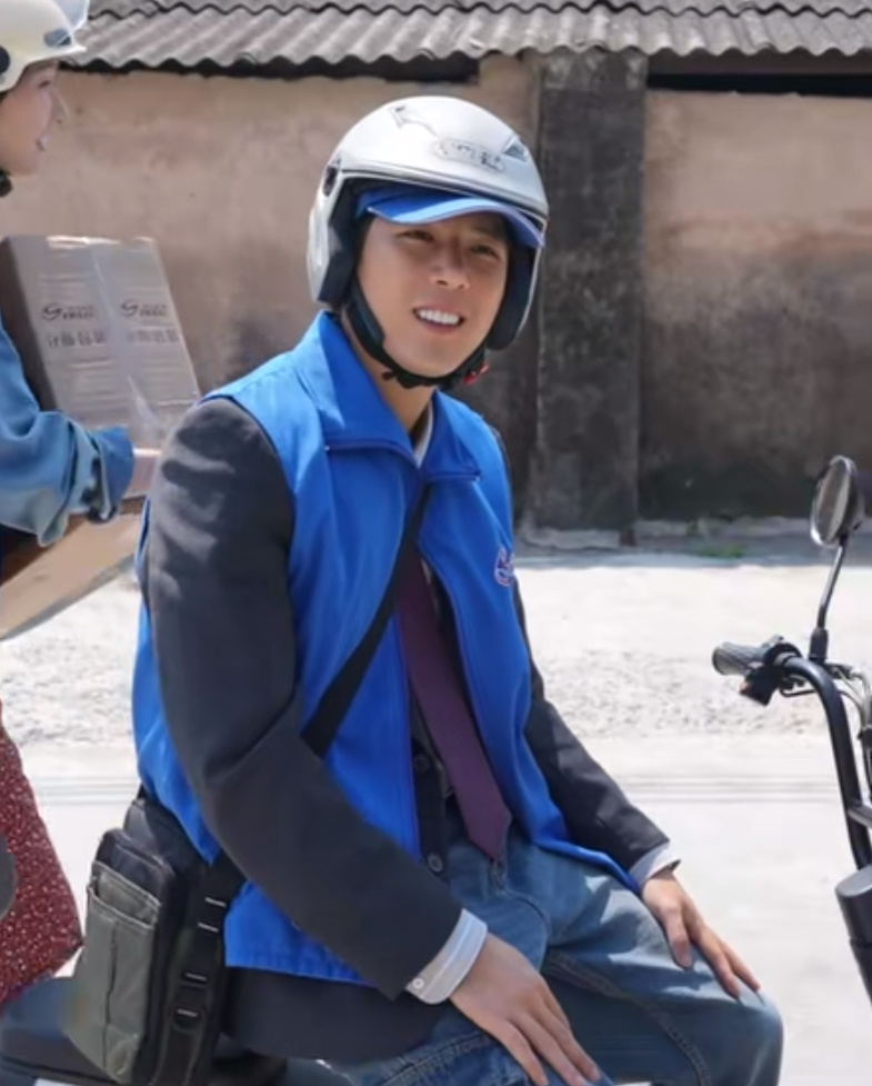 这个小刘浩真的时刻呆萌小人机啊