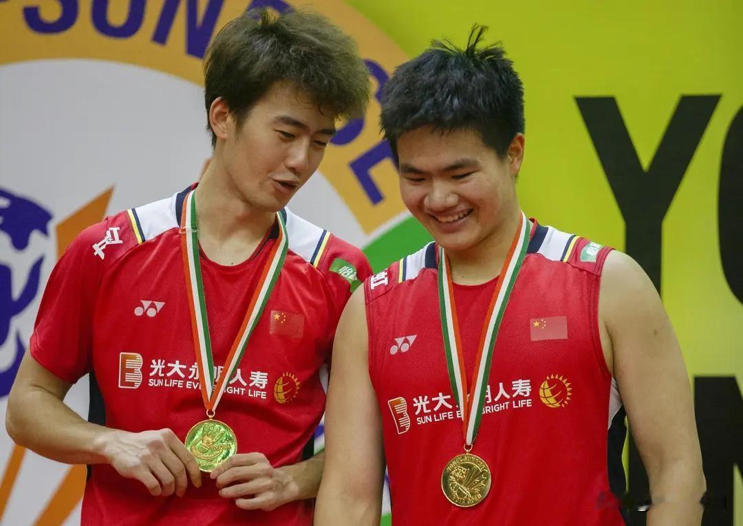 国羽“梁王”组合2-0淘汰东道主印度组合晋级男双半决赛。
  北京时间8月21晚