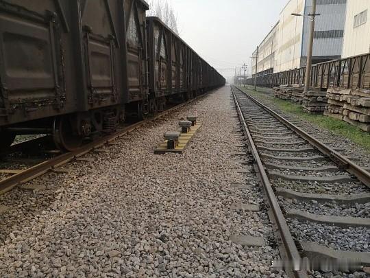 为什么铁路需要在下方铺满碎石?铁路铺碎石（道砟）并非为了美观，而是轨道结构的基础