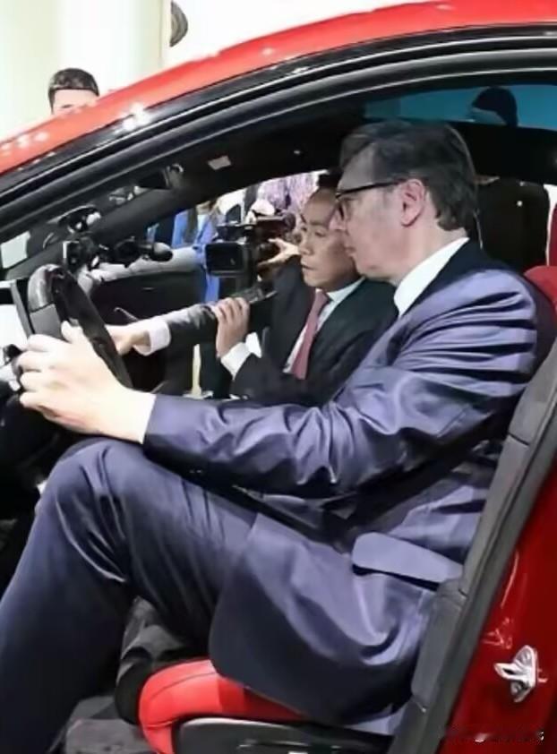 雷 军万万没想到，武契奇参观小米工厂后，网友竟然强烈要求，让小米集团CEO雷总直