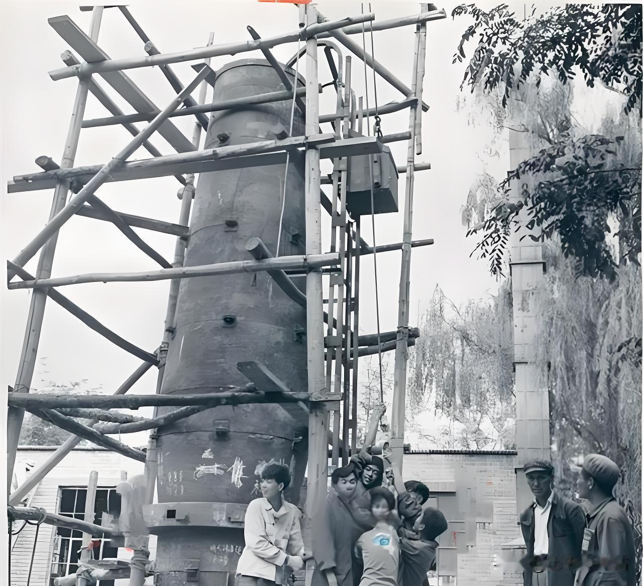 1958年，在“大炼钢铁” 的时代浪潮下，天津的土地上一片热火朝天的景象。工人们