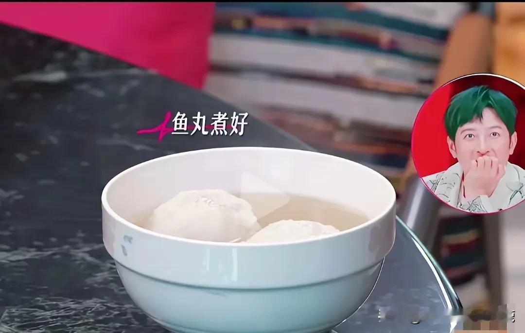 董璇妈妈在节目中直接不给新女婿张维伊面子，张维伊带来的鱼丸煮好了端到她面前，她连