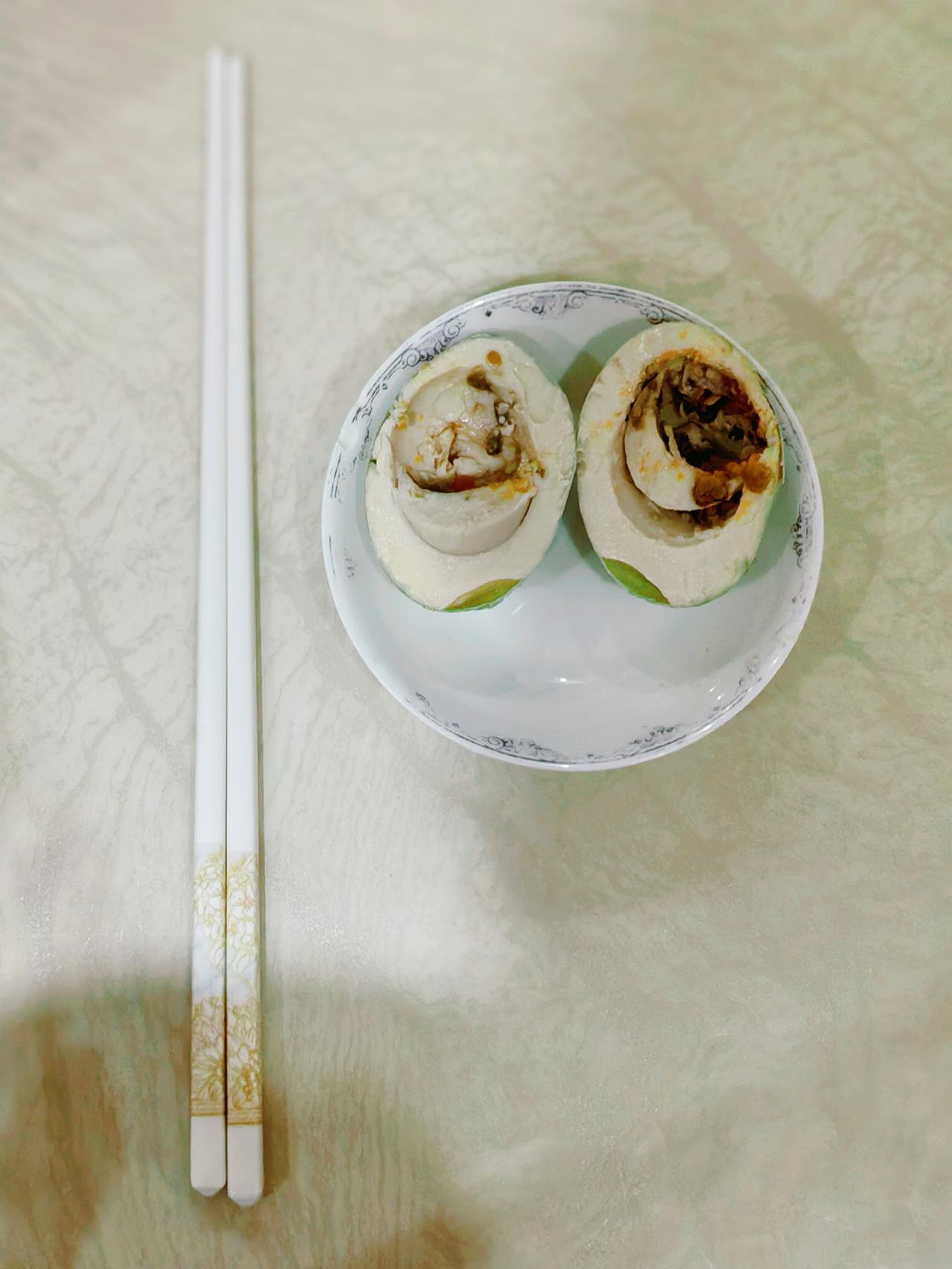 今日期末考试～

切了个咸鸭蛋，
放了一双筷子在旁边。

琪同学一看，大笑道：