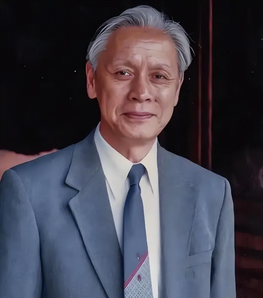 他趁妻子出差，把一管液体灌入刚满一岁的儿子嘴里，看着儿子天真的笑容，他含泪吻了吻