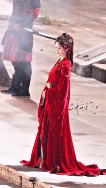 鞠婧祎苏绿夏红衣妆造鞠婧祎最适配红衣之人鞠婧祎红衣造型直接惊艳到我！红裳摇曳，风
