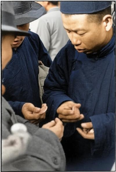 1948年11月的北平，那些攥着银元的手，有的粗糙，有的细腻，有的在颤抖，有的在