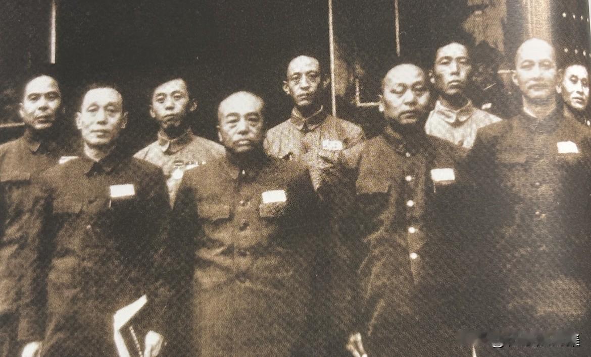1954年9月，出席第一届全国人大一次会议的军队部分代表合影。前排左起：李志民、