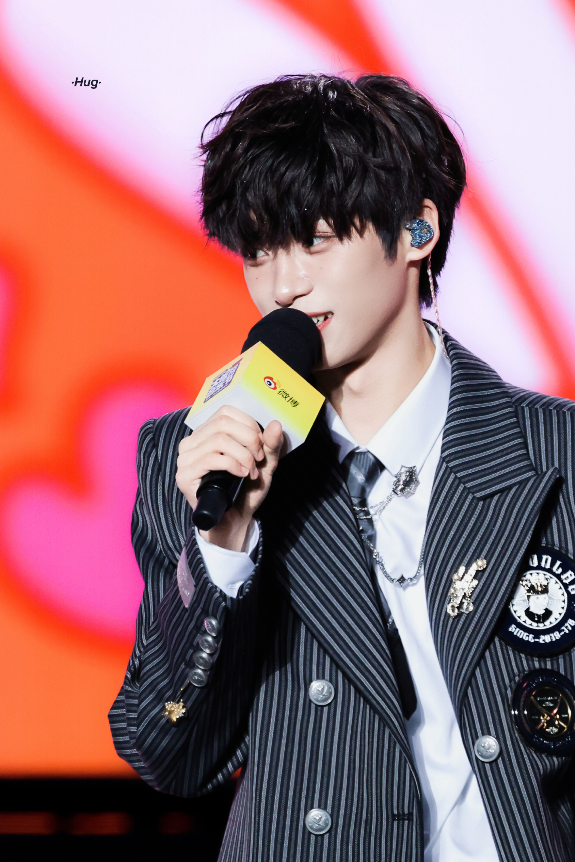 网易严选代言人梓渝 zy梓渝﻿﻿ 我喜欢的少年从天上来，无意掀翻烛火，点燃我双眸