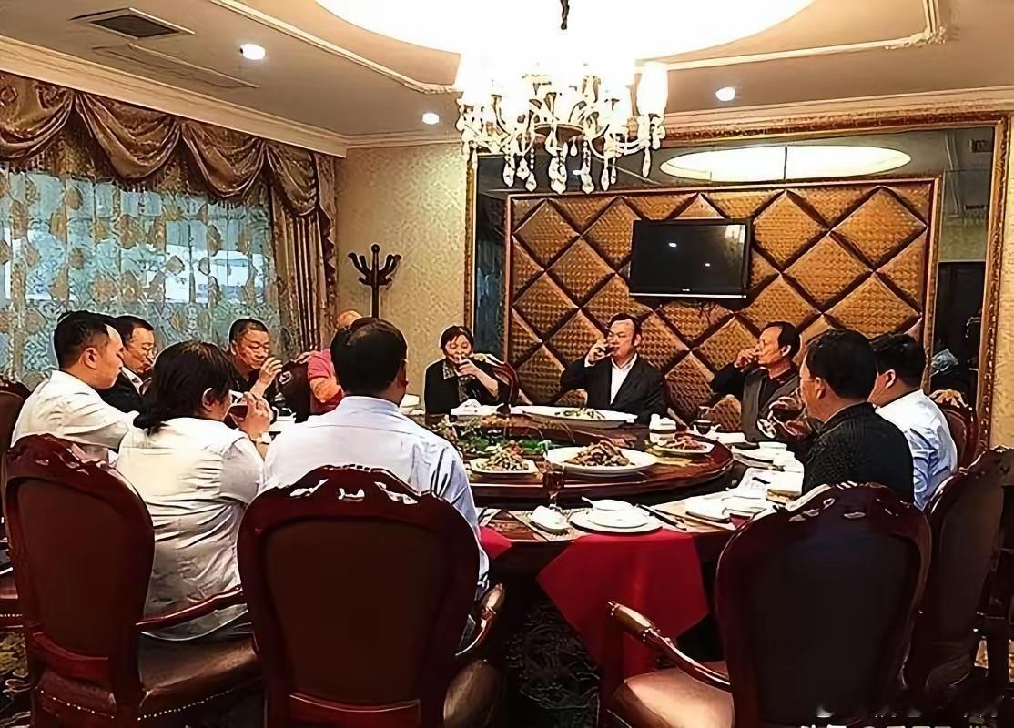 西方彻底傻眼了！中国男人聚会既不聊女团，也不聊八卦，三杯酒下肚，直接探讨国际局势