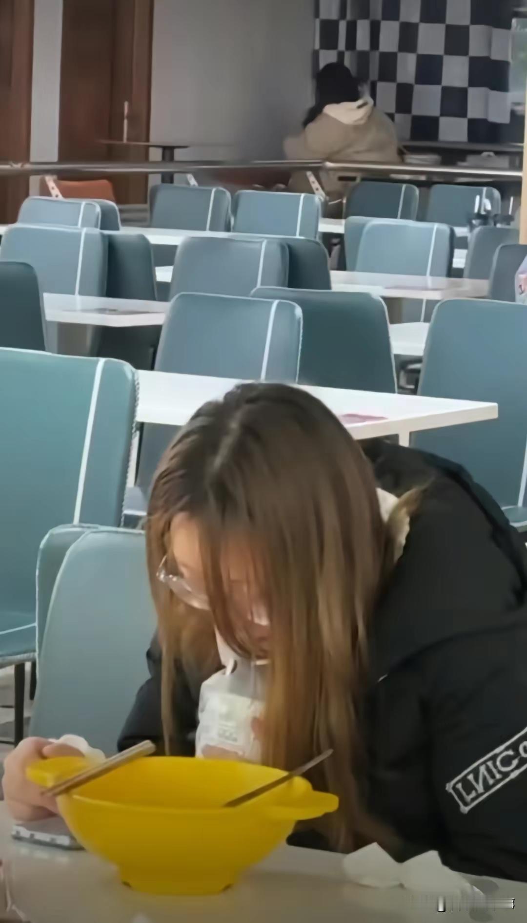 又报大瓜！江苏宿迁，网曝高校一男女情侣，在食堂内“羞羞”被其他同学拍下来上传到网
