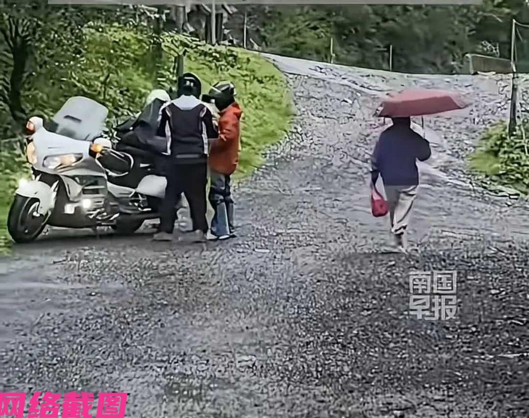 四川雅安某处有骑行摩友一行人，路过此处遭遇到大雨，看到路边一处铁皮房本想要进来躲