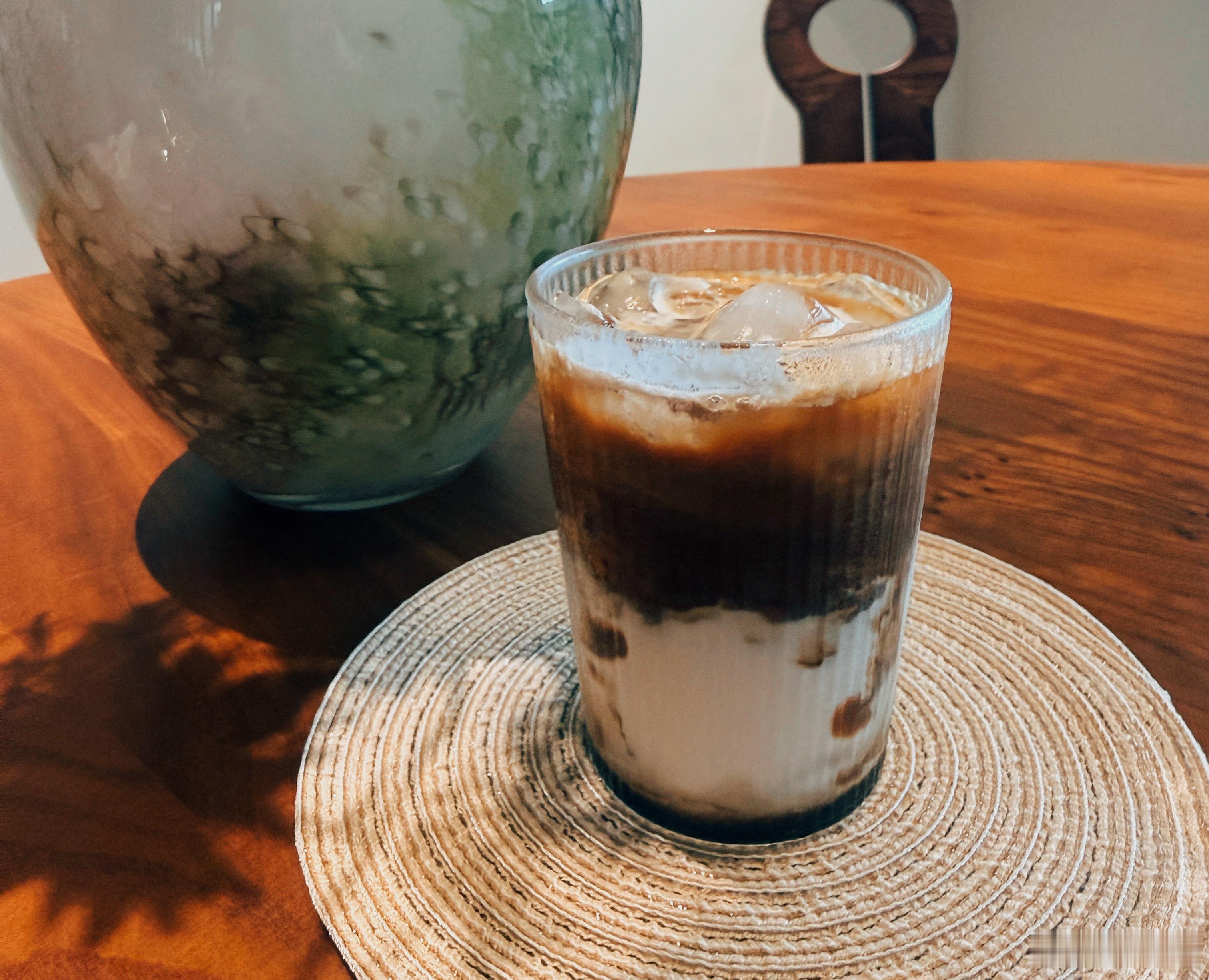 我很想现在来上这么一杯咖啡，因为我有一样工作，不把今天这个夜熬穿是干不完了。但现