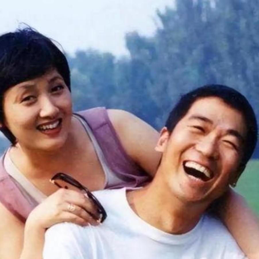 张国立和前妻罗秀春离婚都三十多年了，如今 67 岁的罗秀春，每月雷打不动地收着前