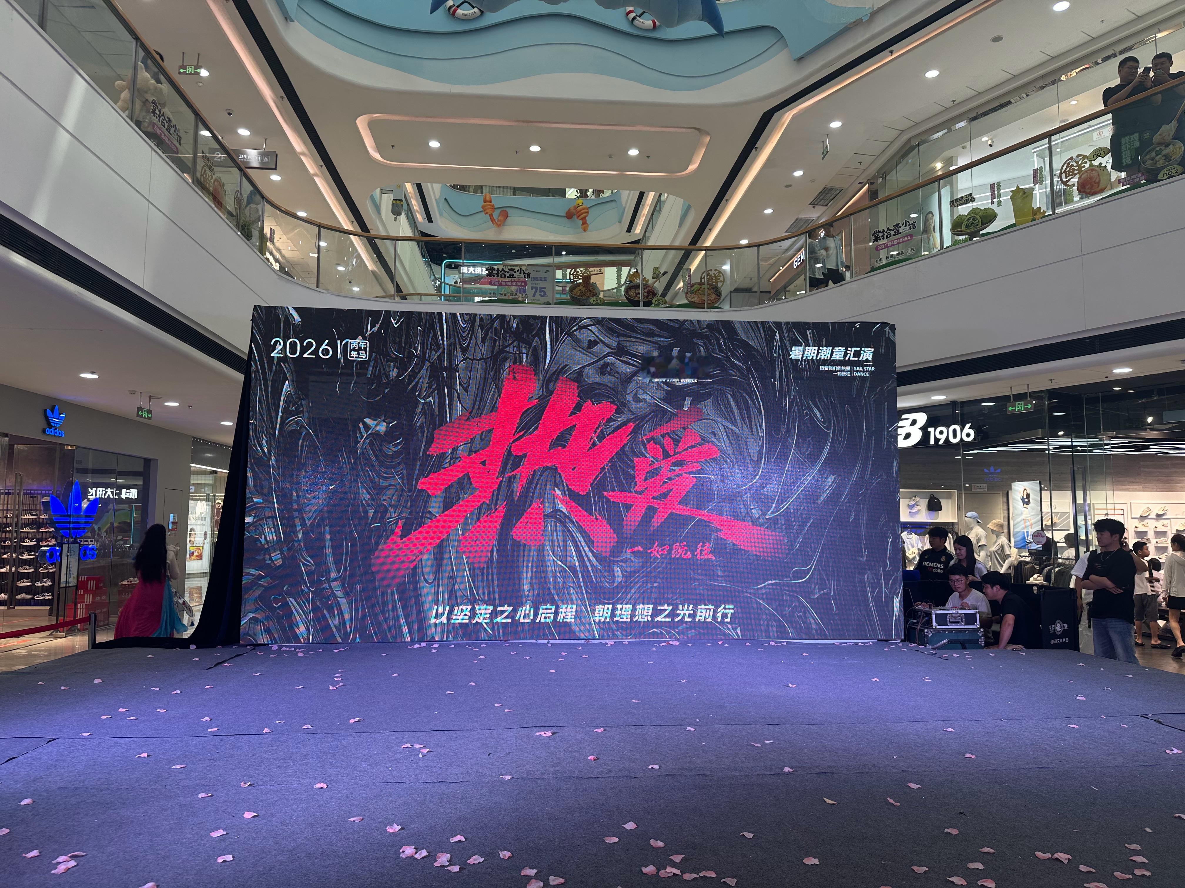 小时候自己演出 长大了带孩子来演出这会儿还在候场 小满的妆造又是我自己整的 隔壁