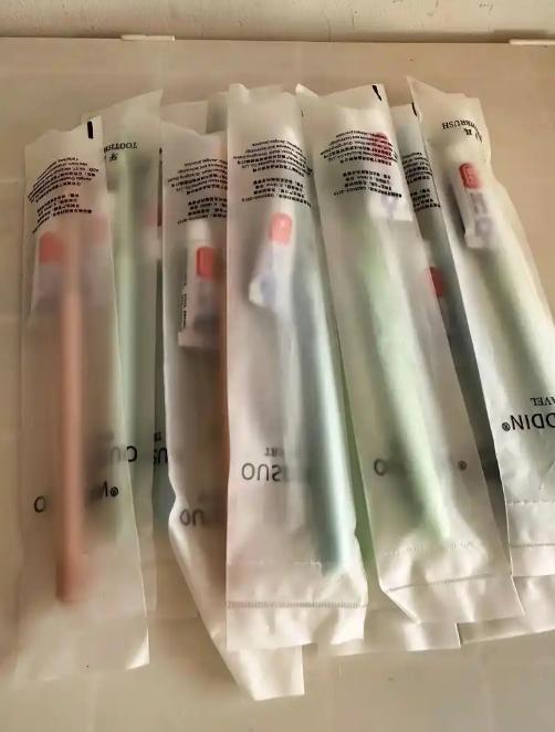 如果不是央视记者卧底暗访，这事还要瞒我们多久？无证小作坊把装过尿素、洗涤剂的化工