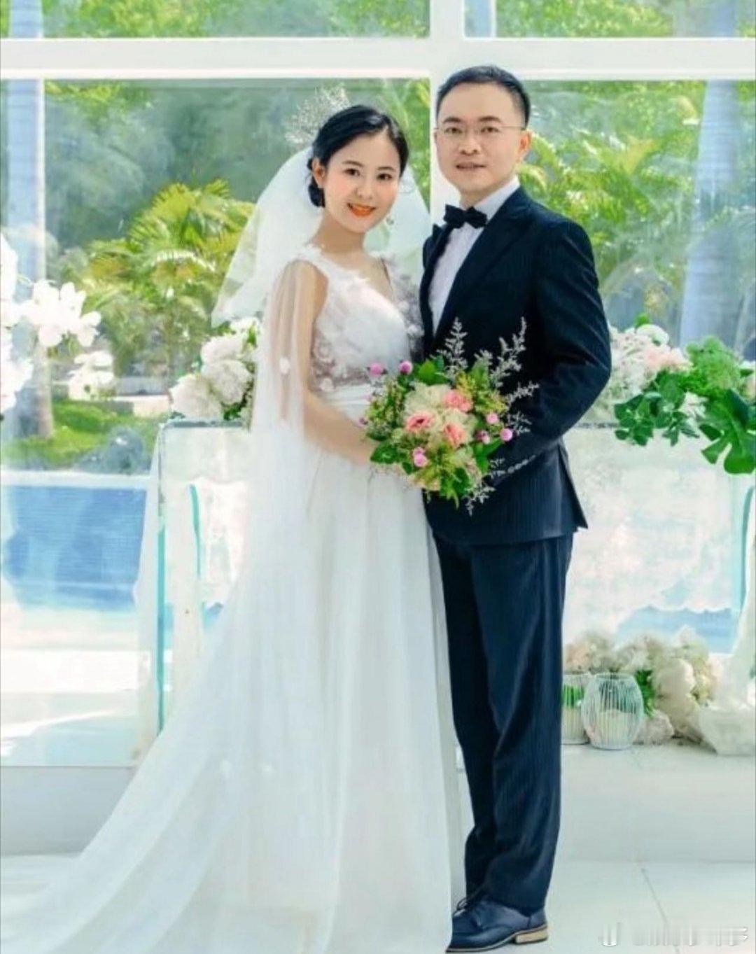 岳云鹏教蔡磊儿子快板小菜籽现在无忧无虑的跟岳云鹏学打快板，他再长大一点会不会因为