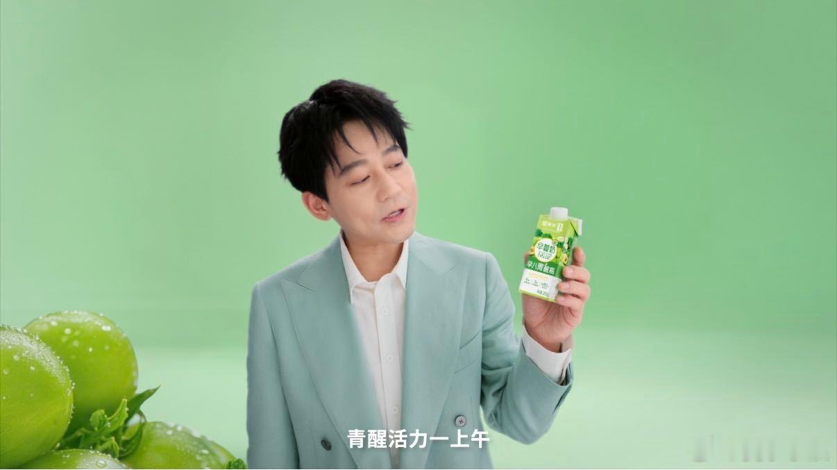 一口青醒一秒苏醒 AllenSu 镜头下有全力以赴的饱满状态，也有不加伪装的疲惫