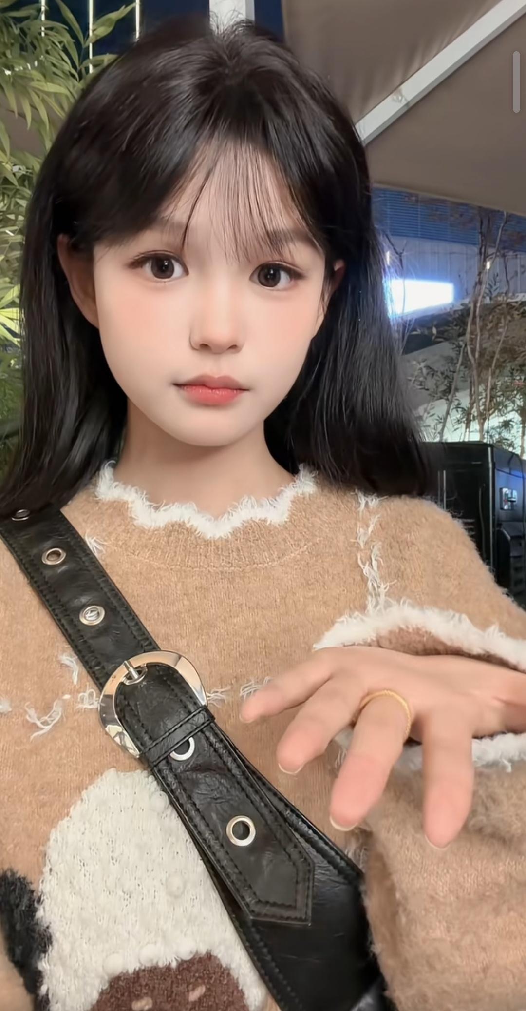 杨咩咩好好看，我又一顿夸了[祝福]
这头型真的很适合她。
咩宝要天天开心，每次刷