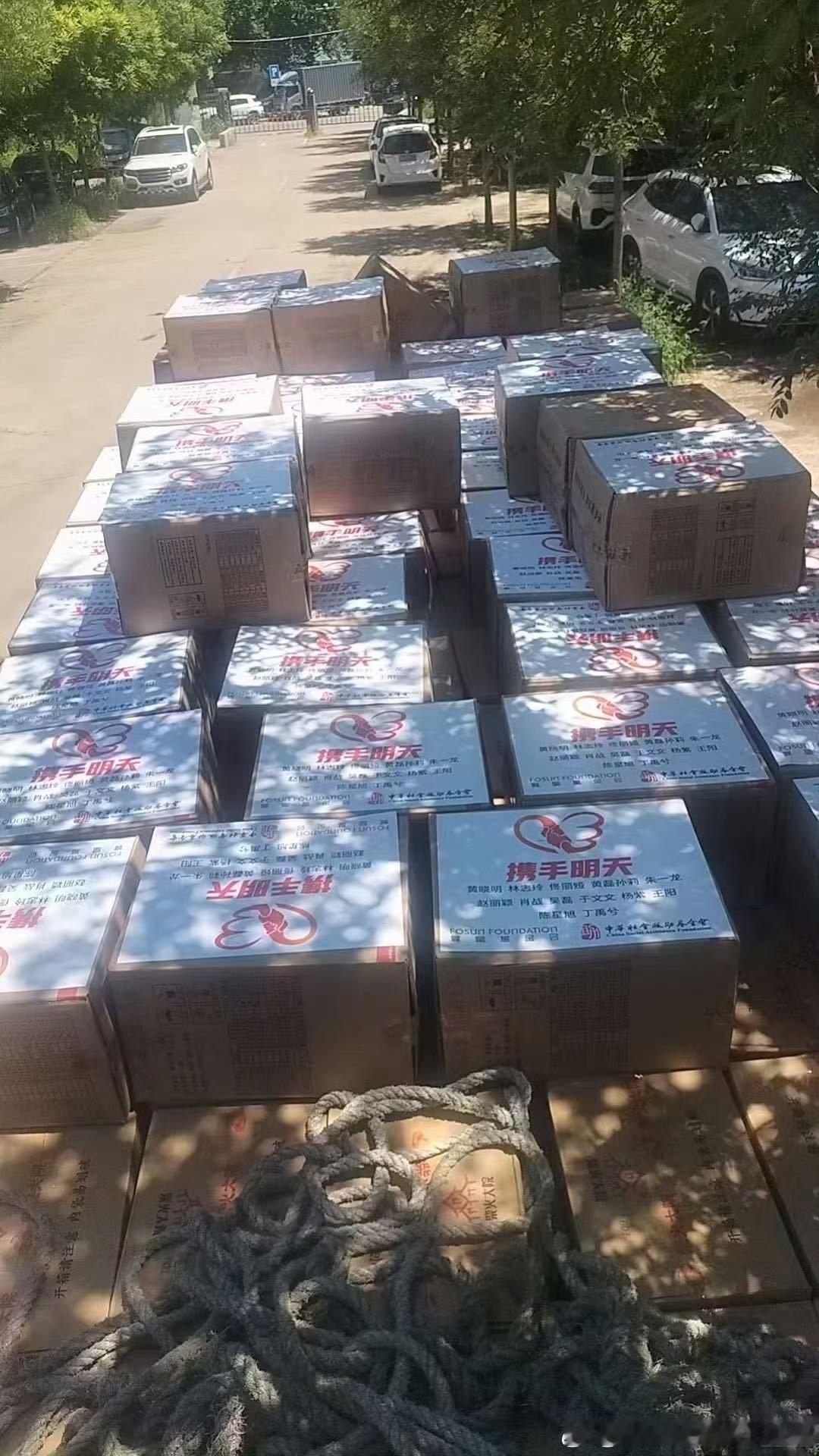 被黄晓明的公益坚持打动了！北京暴雨灾情，他第一时间让明天爱心基金送物资，二十多年