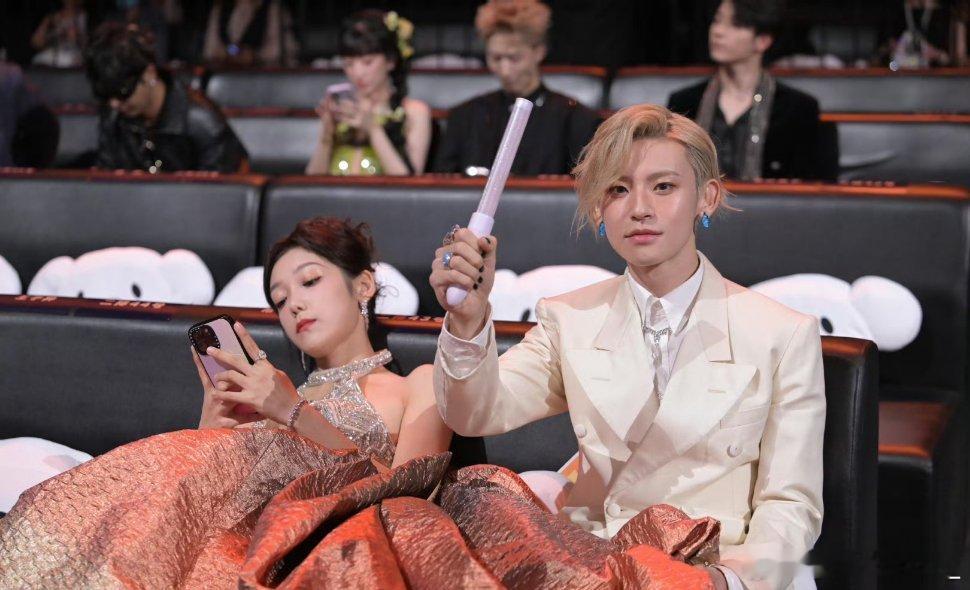 #王琳凯把希林娜依高裙子当毯子#救命哈哈哈哈哈哈这也太松弛了，小鬼内心：这衣服挺
