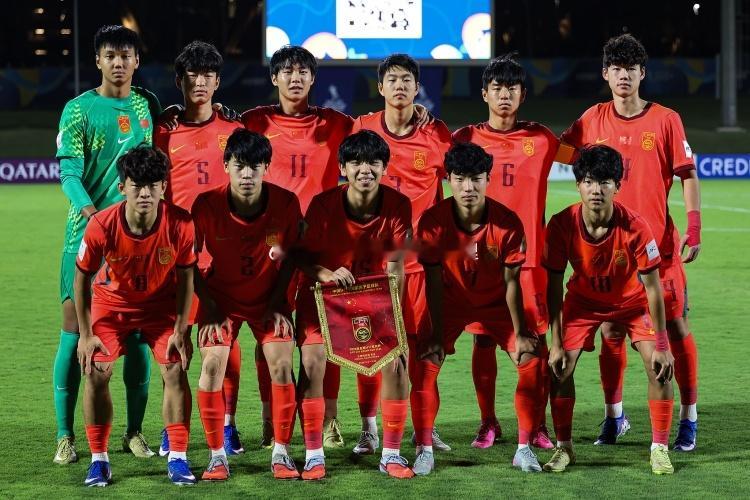 U17国足助教曹阳在接受采访时谈潘朝伟：“为什么一个2010年出生的队员，而且一