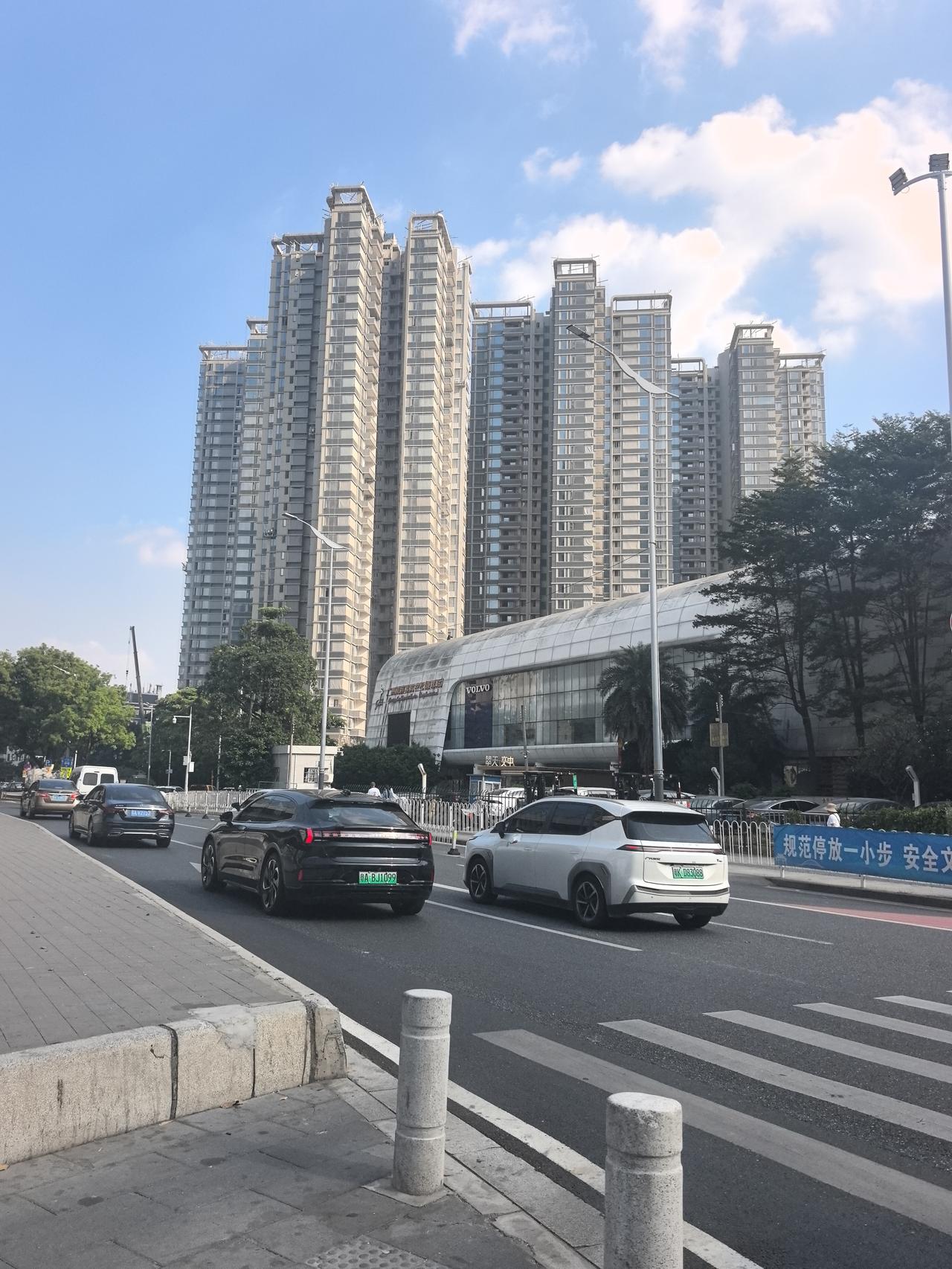 今天路过海珠客运站，变化大到有点认不出。昔日热闹的长短途客运场区已经消失，只剩下