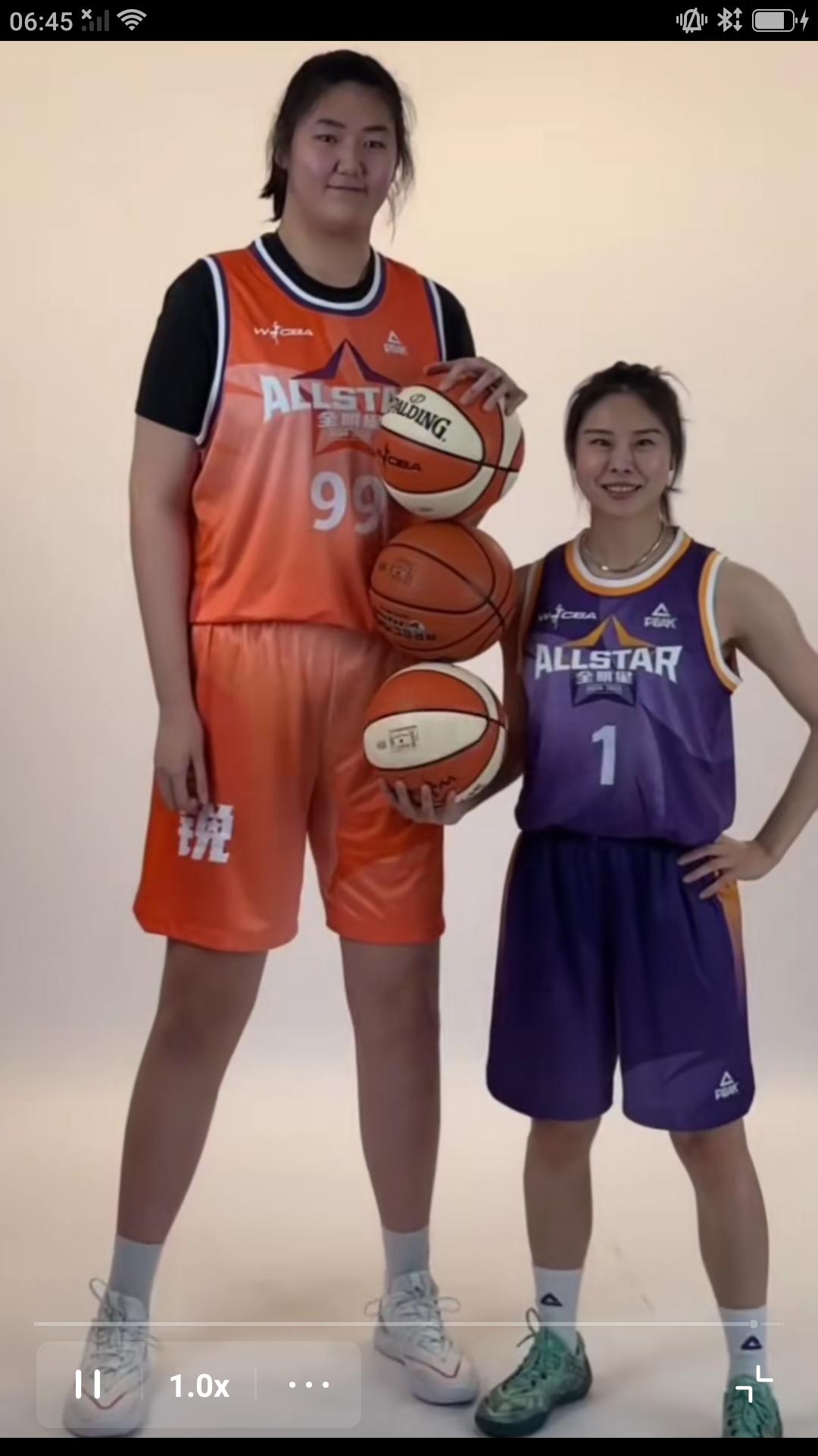 【中国女巨人内线张子宇接受媒体采访时直言，在平时私下训练时自己有时会尝试扣篮。通