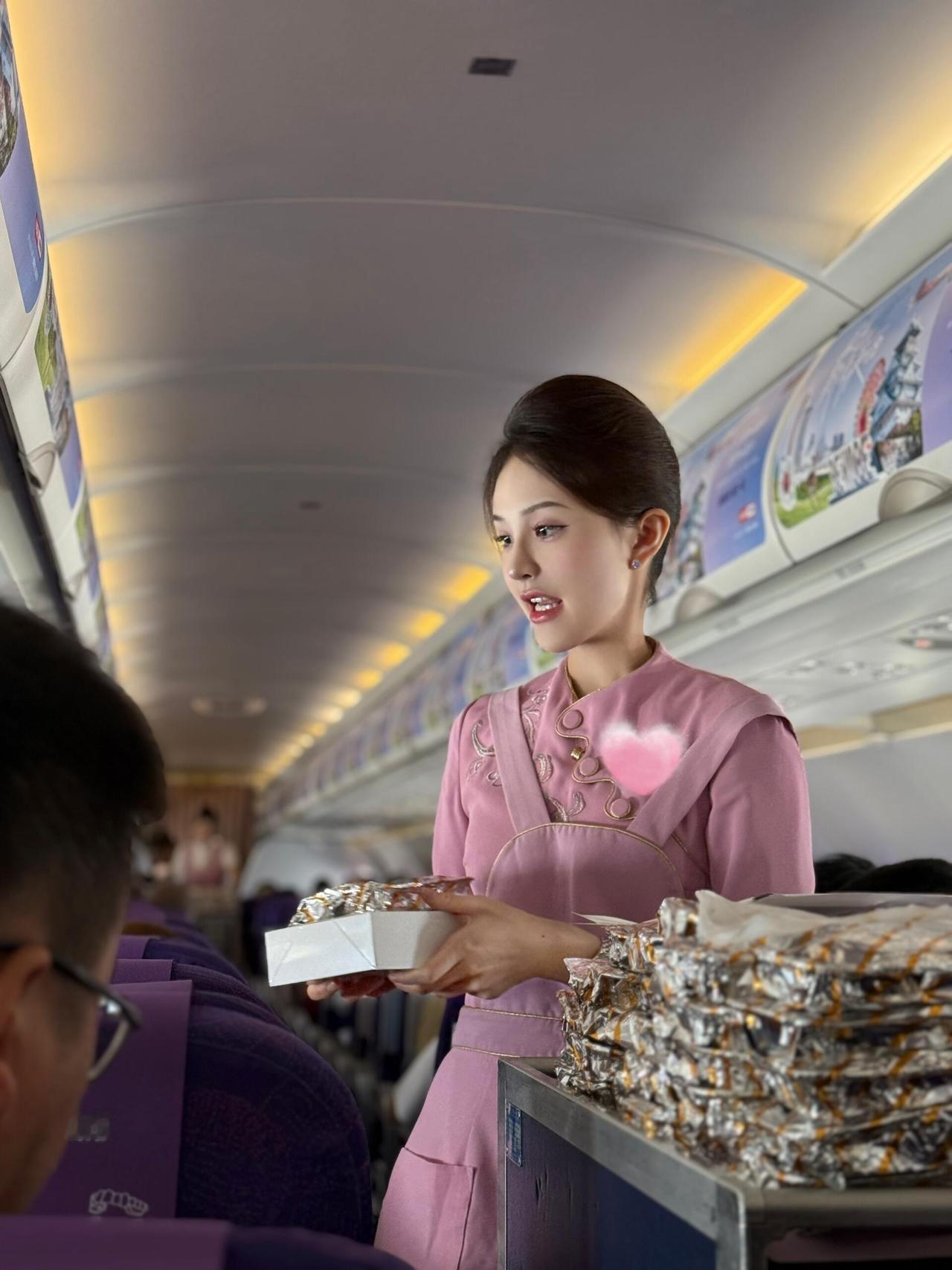 空姐微笑服务，温暖旅途体验💖