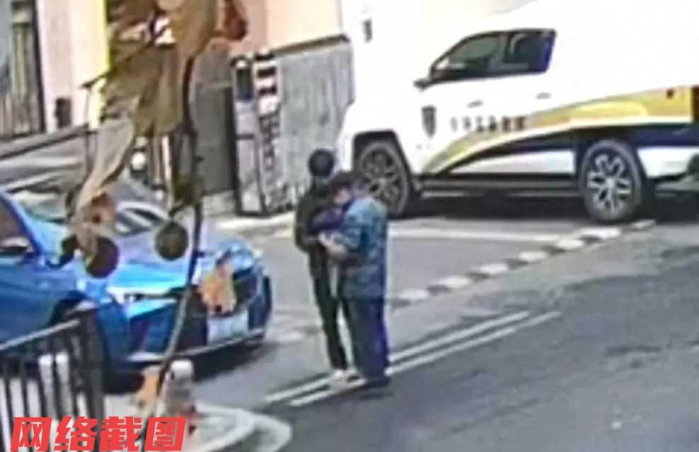 浙江金华有位奶奶在家中接到一个电话。

此刻奶奶听到电话那头自称是派出所所长，因