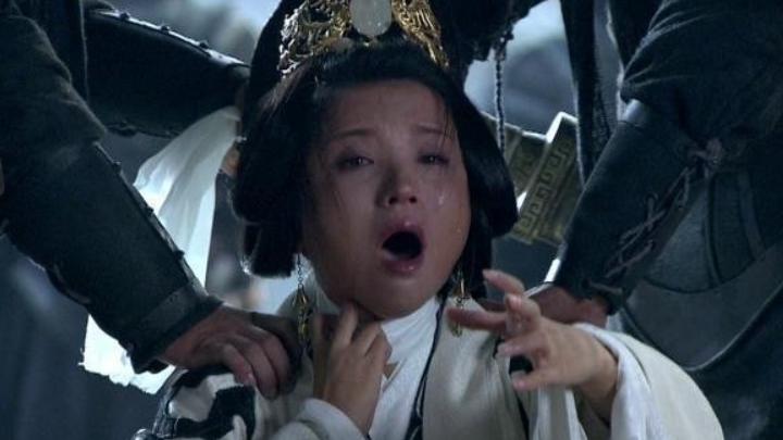 公元214年，曹操命人把躲在墙壁夹层内的伏皇后拖了出来，伏皇后披头散发，鞋子也掉