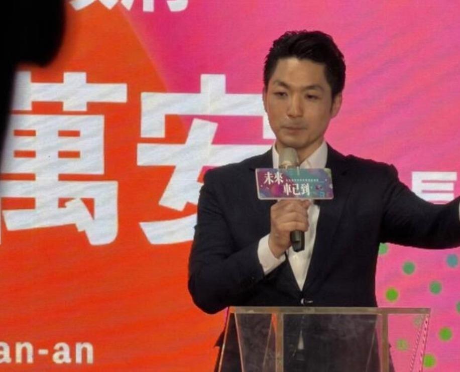 蒋万安这回是真的踩到民进党痛脚了。就因为带头反毒油、号召二十万人上凯道抗议，现在