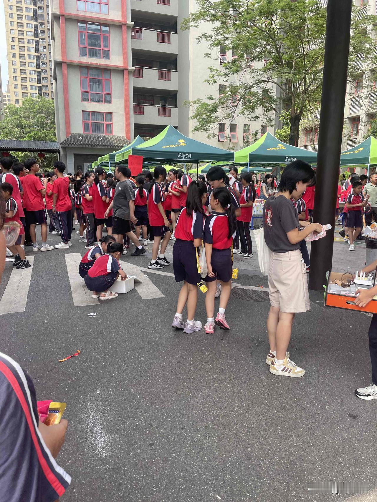 【欧洲足联主席塞弗林一番话遭到参赛的13个国家球队联名反驳】
塞弗林此前表示，美