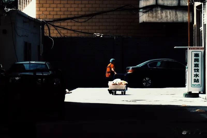 幸福这玩意儿，还真藏在平凡岁月的细微之处。清晨，听着家人平稳的呼吸，那是安稳的力