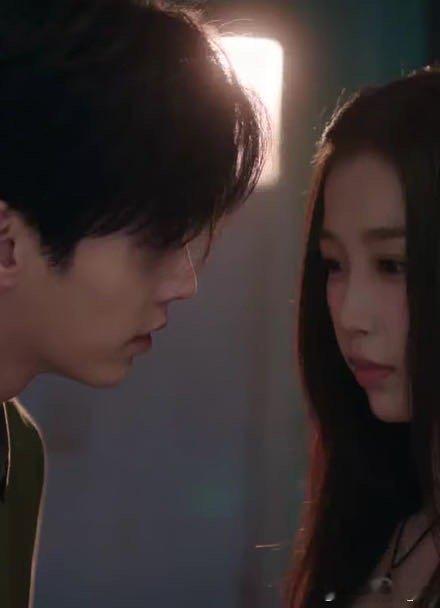 开后备箱，一堆气球涌出飘入空中。姜暮看着这一幕，幼时的记忆再次浮现，眼泪夺眶而出