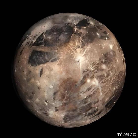 《太阳系中藏着一颗极为特别的卫星——木卫三，它堪称巨型水库，地球的全部水量，或许